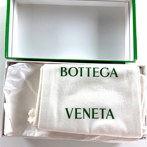 BOTTEGA VENETA INTL SARL LUXEMBOURG AMY FLAT SANDAL Size 8-8.5 W Retail $890.0 - Picture 3 of 7